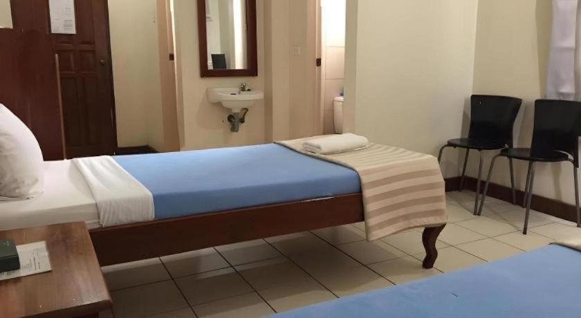 El Haciendero Private Hotel Iloilo City Buitenkant foto