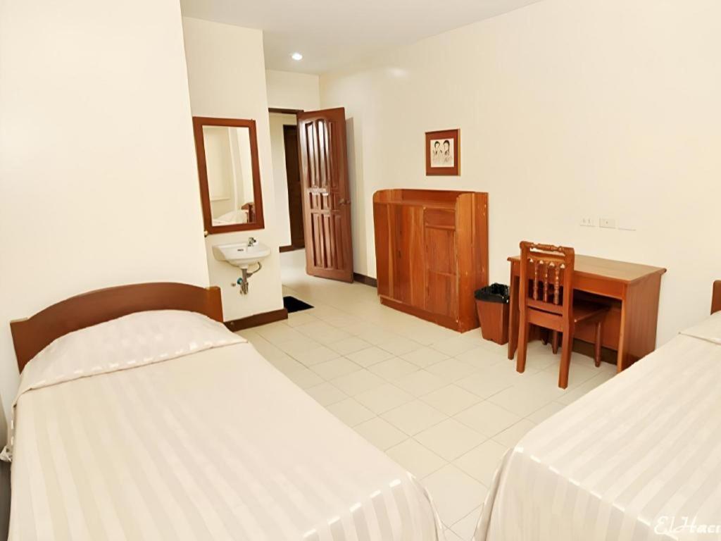 El Haciendero Private Hotel Iloilo City Buitenkant foto